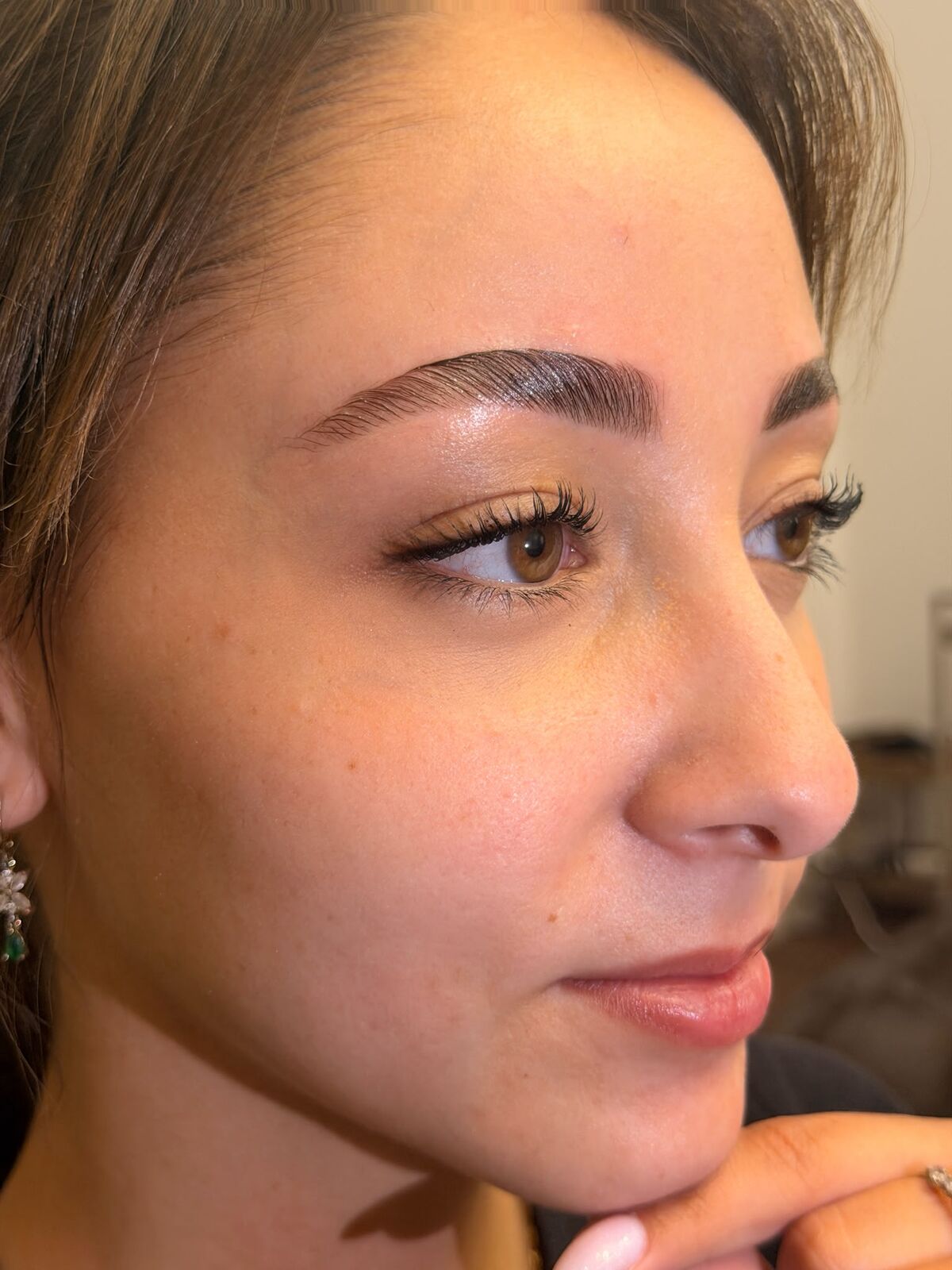 Augenbrauenlifting und Wimpernlifting: definierte Augenbrauen und geschwungene Wimpern im Profil