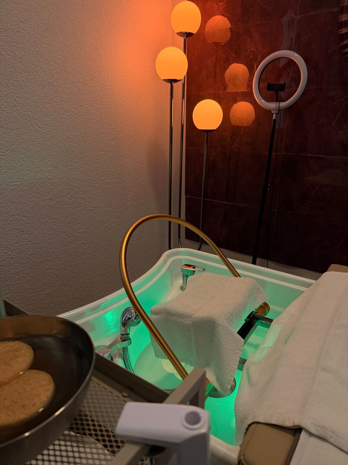 Japanese Head Spa Behandlungsplatz mit sanft beleuchtetem Wasserbecken und warmem Licht